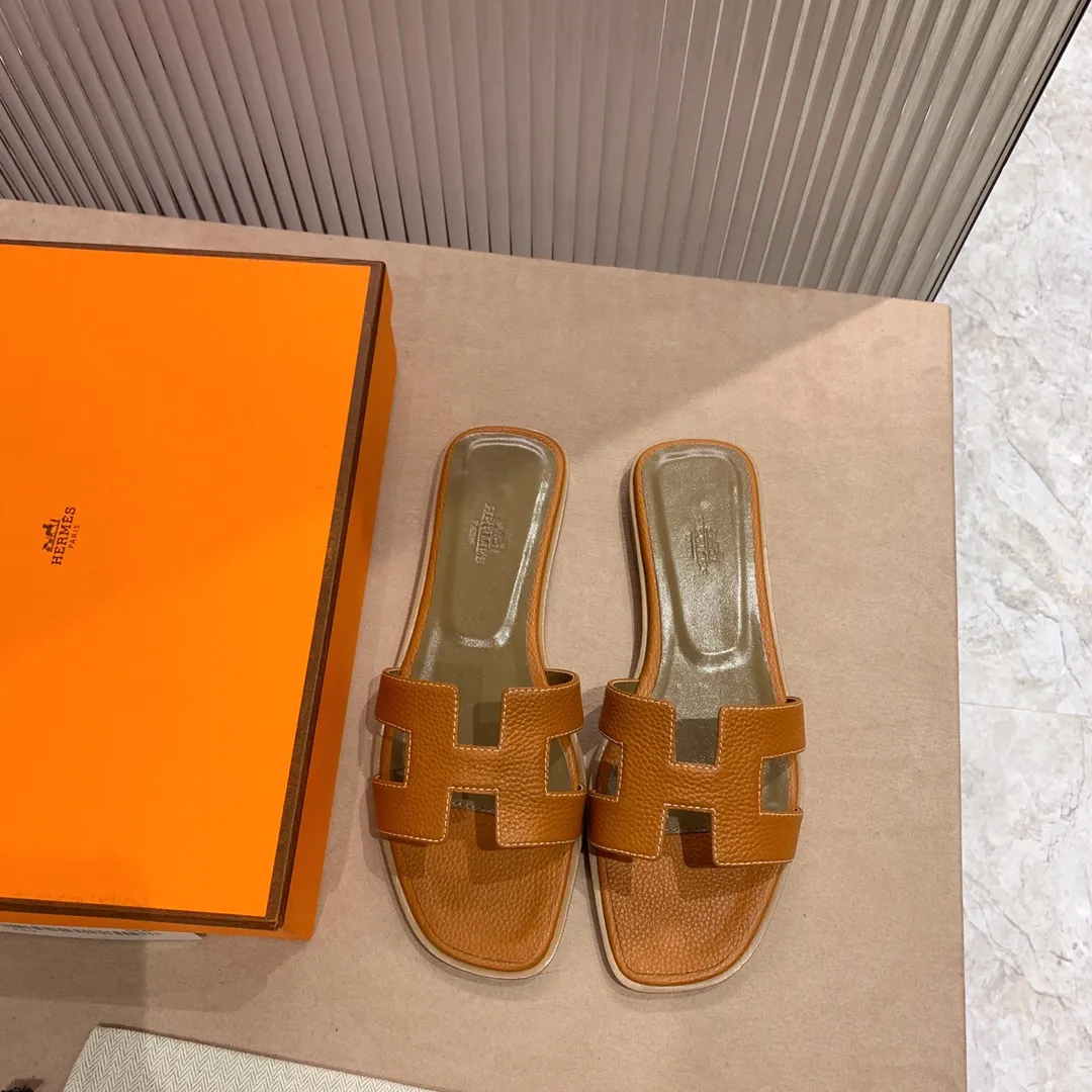 👟👟Ex-factory price 480👟👟 Litchi pattern cowhide series Newly revised version (Hermès) Packaging upgrade, version workmanship and material upgrade Hermes The highest version of handmade shoes in the market Top product Hermès H slippers Flat slippers —————————— The most classic, real handmade shoes, even the number of stitches is the same as the original version, purely handmade by masters The highest version in the industry Italian imported cowhide + original customized Australian sheepskin feet + genuine leather outsole, top exclusive packaging box 35-39 (34.40.41.42 custom-made, non-refundable)